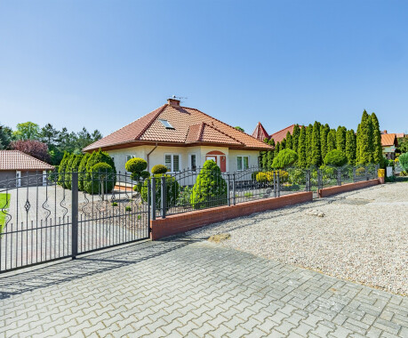 Na sprzedaż dom wolnostojący z garażem w Dolaszewie.