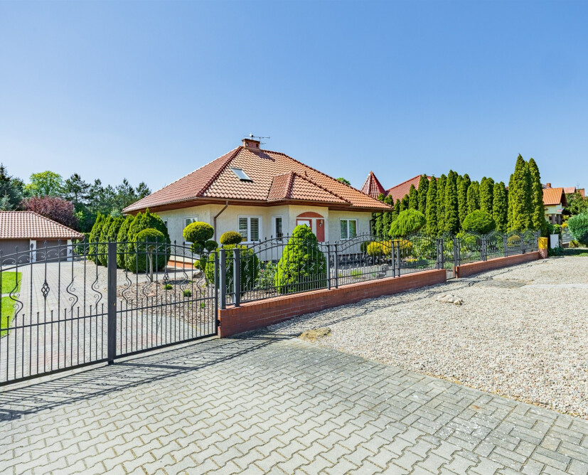 Na sprzedaż dom wolnostojący z garażem w Dolaszewie. - 1