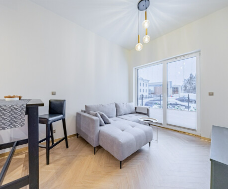 Na wynajem 2 pokojowy apartament z ogródkiem i miejscem postojowym.