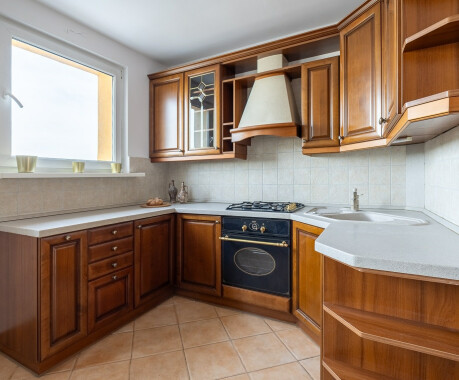 Słoneczne, dwustronne mieszkanie 46,9 m² z balkonem i ciepłą kuchnią. Gotowe do zamieszkania, po termomodernizacji. Komfort, światło i wygoda na co dzień. - 1