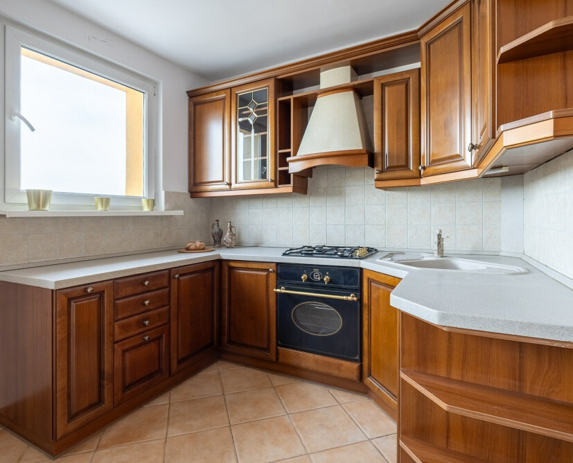 Słoneczne, dwustronne mieszkanie 46,9 m² z balkonem i ciepłą kuchnią. Gotowe do zamieszkania, po termomodernizacji. Komfort, światło i wygoda na co dzień. - 1