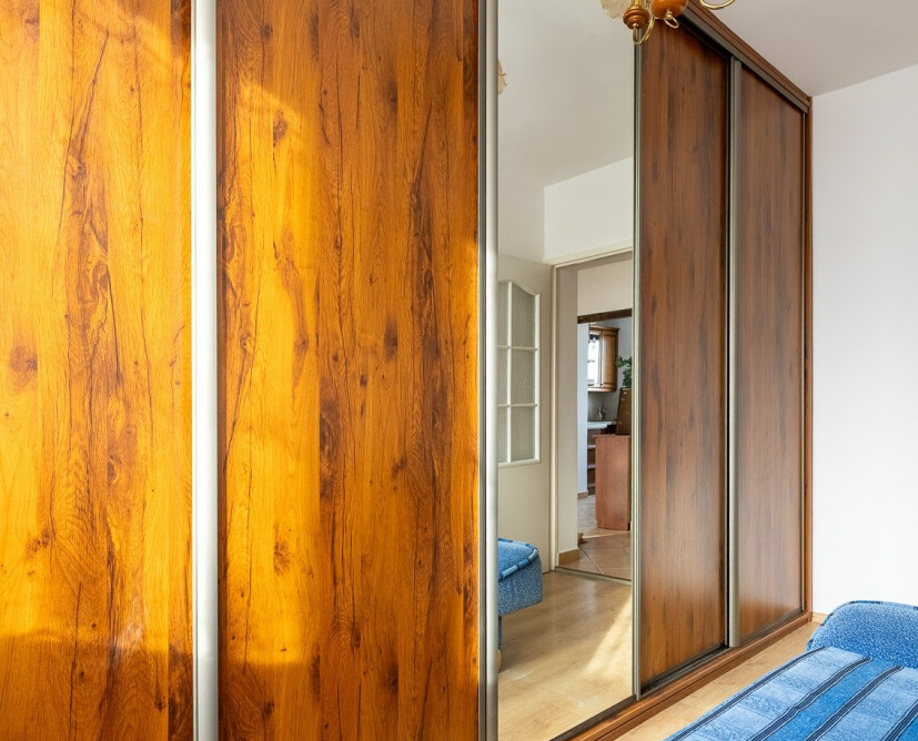 Słoneczne, dwustronne mieszkanie 46,9 m² z balkonem i ciepłą kuchnią. Gotowe do zamieszkania, po termomodernizacji. Komfort, światło i wygoda na co dzień. - 10