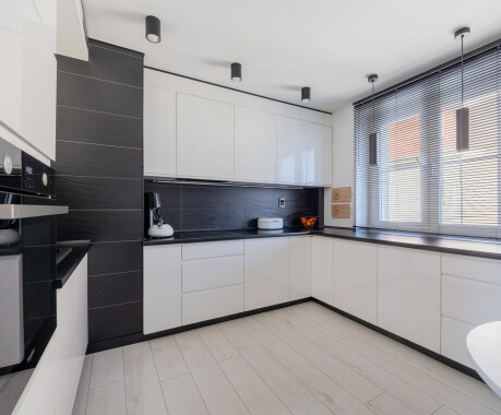 Mieszkanie dla rodziny 73 m, po kapitalnym remoncie, klimatyzacja, pełne umeblowanie - 1