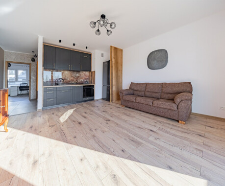 Na sprzedaż 3 pokojowy apartament z miejscem parkingowym w hali garażowej.
 - 4