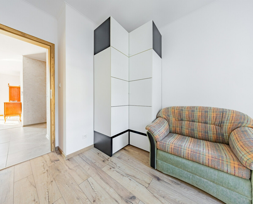 Na sprzedaż 3 pokojowy apartament z miejscem parkingowym w hali garażowej.
 - 17