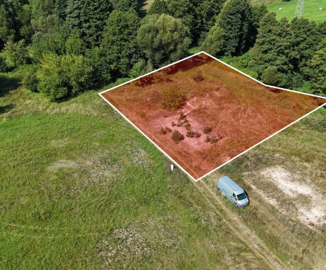 2000 m² prywatności w otoczeniu lasów. Działka budowlana w Kotuniu z wydanymi warunkami zabudowy, własnym ujęciem wody i skrzynką energetyczną przy działce. Spokojna lokalizacja z szybkim dojazdem do Piły i Szydłowa. Idealne miejsce na budowę domu wśród zieleni. - 2