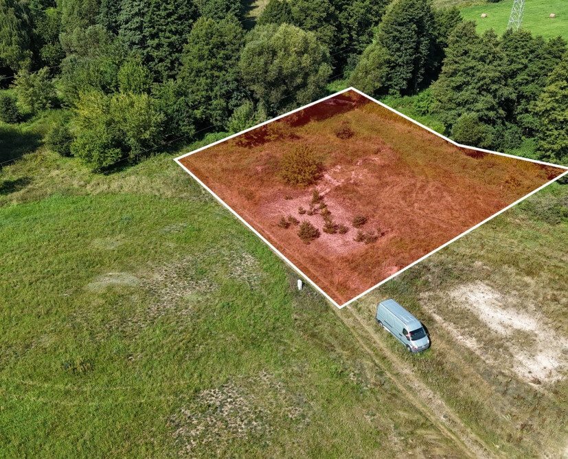 2000 m² prywatności w otoczeniu lasów. Działka budowlana w Kotuniu z wydanymi warunkami zabudowy, własnym ujęciem wody i skrzynką energetyczną przy działce. Spokojna lokalizacja z szybkim dojazdem do Piły i Szydłowa. Idealne miejsce na budowę domu wśród zieleni. - 2