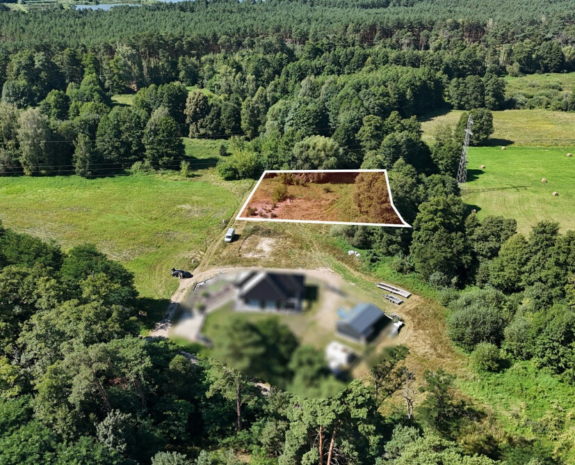 2000 m² prywatności w otoczeniu lasów. Działka budowlana w Kotuniu z wydanymi warunkami zabudowy, własnym ujęciem wody i skrzynką energetyczną przy działce. Spokojna lokalizacja z szybkim dojazdem do Piły i Szydłowa. Idealne miejsce na budowę domu wśród zieleni. - 4