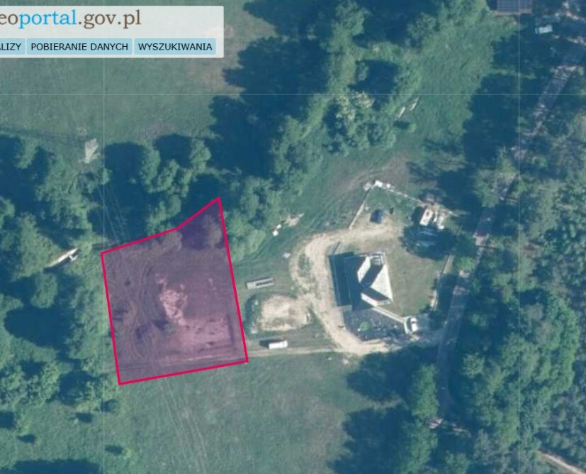 2000 m² prywatności w otoczeniu lasów. Działka budowlana w Kotuniu z wydanymi warunkami zabudowy, własnym ujęciem wody i skrzynką energetyczną przy działce. Spokojna lokalizacja z szybkim dojazdem do Piły i Szydłowa. Idealne miejsce na budowę domu wśród zieleni. - 5